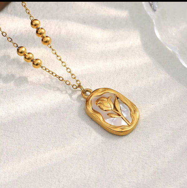 Elegant Rose Flower Pendent Necklace